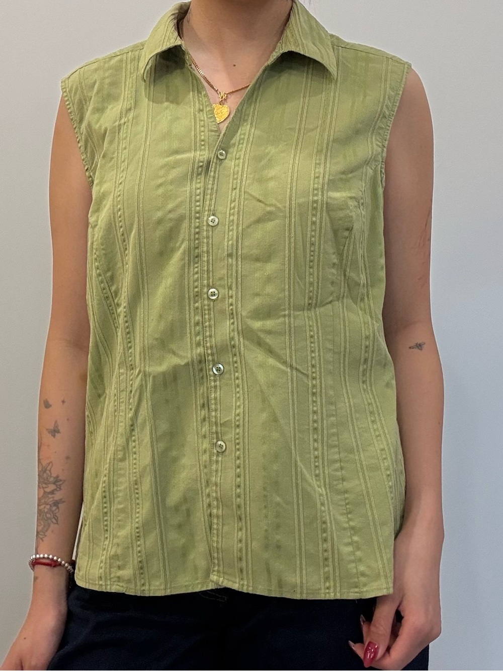 Jessica Sleeveless Button-Down Top in Light Green